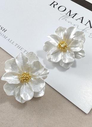 Серьги белые цветы перламутровые белые шарики цветка
