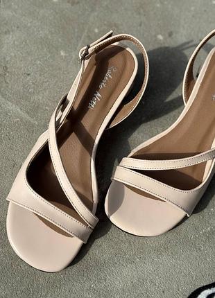 Бежеві шкіряні босоніжки під замовлення