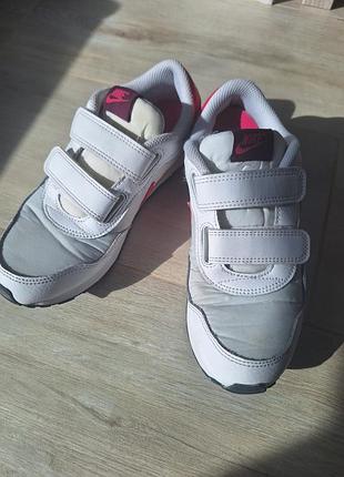 Кросівки дитячі nike 35 
на шнурівці білі