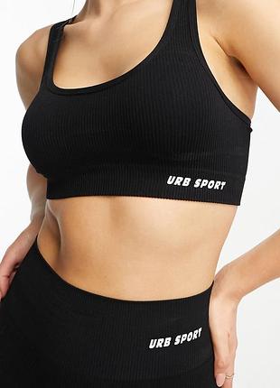 Черный бесшовный спортивный топ urb sport