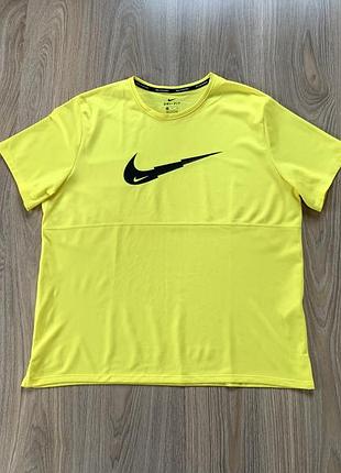 Мужская спортивная беговая футболка с принтом свуш nike running