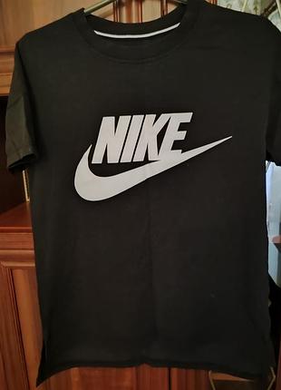 Женская футболка фирмы nike размер s оригинал стан новой