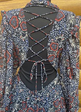 Красивое платье с пышным рукавом и шнуровкой на спинке