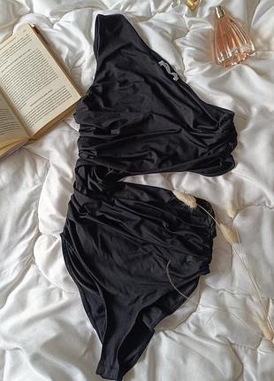 Купальник zara черный, идеальное состояние, модный фасон на одно плечо