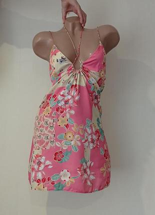 Короткое летнее платье, короткий атласный сарафан в цветочный принт с декольте