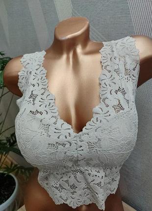 Гарний бюстик топік із чашками