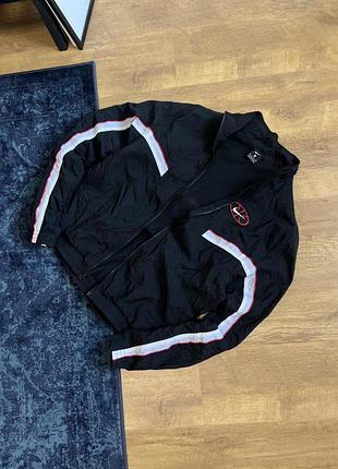 Nike куртка чорна , з білими полосами на рукавах , та принтом на спині