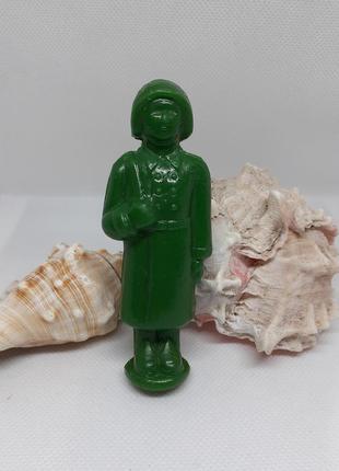 Солдатик ссср игрушка дутыш солдат в каске фигурка пластмассовая2 фото