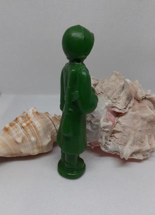 Солдатик ссср игрушка дутыш солдат в каске фигурка пластмассовая4 фото