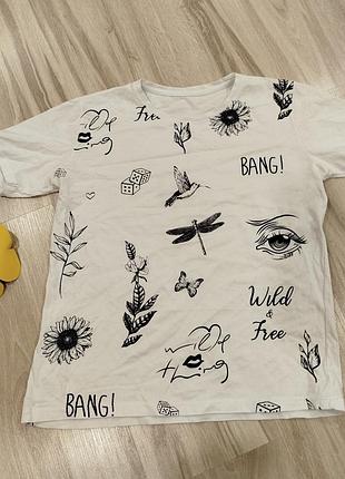 Белая футболка со стильным черным принтом графика