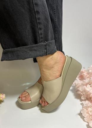 Шкіряні шльопки на танкетці від харківського виробника