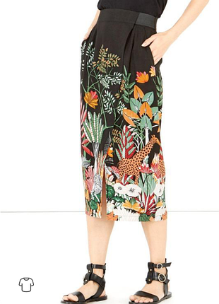 Чорна спідниця із рослинним принтом