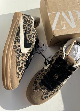 Кросівки bershka