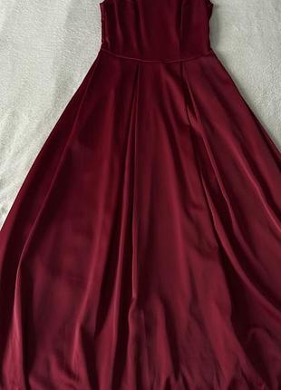 Вечірня сукня в бордовому кольорі
