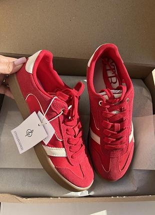 Кросівки stradivarius