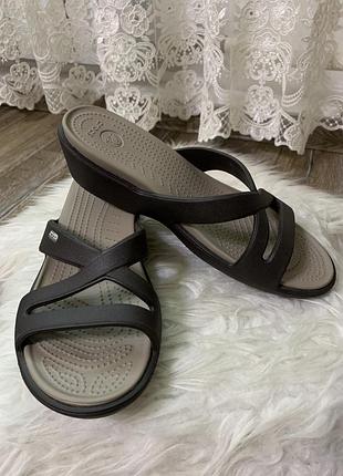 Модные сандалии на мини танкетке Edge crocs