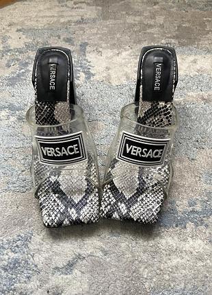 Літні босоніжки на каблуку versace