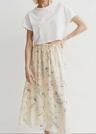 Ніжна квіткова спідниця  з останньої колекції h&m в трендовому кольорі