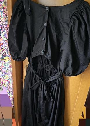 Гарна чорна сукня з пишними рукавами