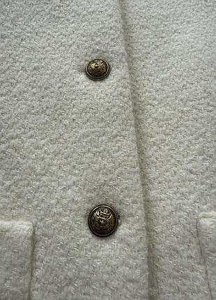 Кардиган-жакет massimo dutti у стилі old money — молочний, з золотою фурнітурою