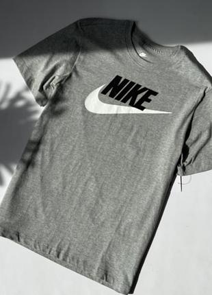 Чоловіча футболка nike