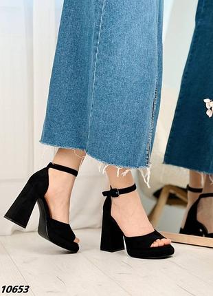 Черные невероятные замшевые босоножки на каблуке