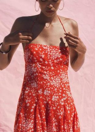 Яскрава сукня на літо