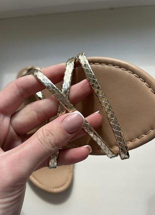 Шкіряні босоніжки primark. блискучі босоніжки6 фото