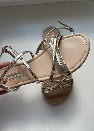 Шкіряні босоніжки primark. блискучі босоніжки4 фото