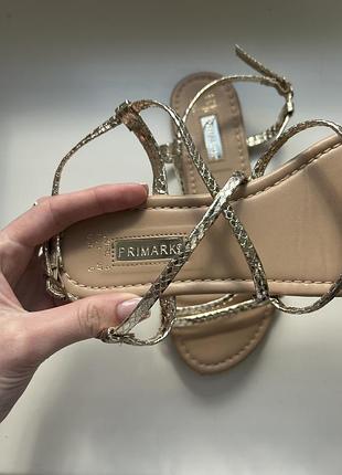 Шкіряні босоніжки primark. блискучі босоніжки7 фото