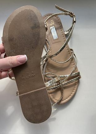 Шкіряні босоніжки primark. блискучі босоніжки2 фото