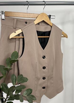 Костюм шорти та жилетка