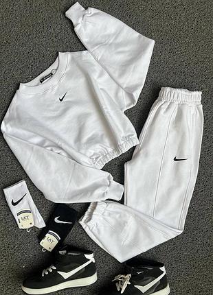 Женский спортивный костюм