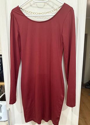 Класна сукня з ланцюжками на спинці