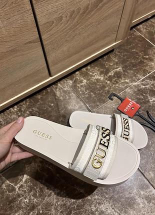 Шльопанці guess