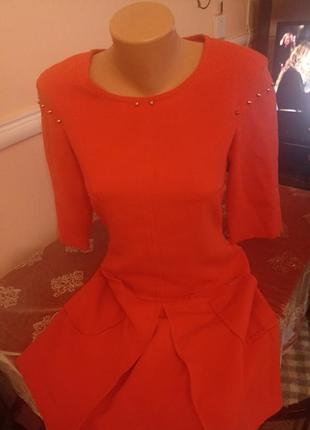 Платье кораллового цвета.