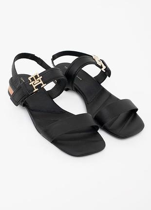 Tommy hilfiger женские черные кожаные босоножки hardware flat sandal