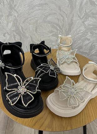 Неймовірно гарні босоніжки для дівчинки