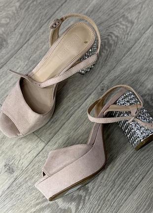 Бежеві босоніжки