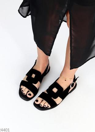 Елегантні жіночі чорні замшеві босоніжки плоска низька підошва україна, трендові босоніжки на вихід