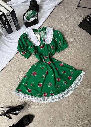 Красива сукня у квітковий принт з білим комірцем та коротким рукавом