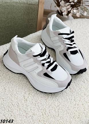 Женские кроссовки.на шнуровке. высота от пятки 6 см. высота подошвы сзади 5 см, впереди 3 см.