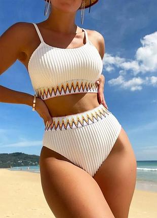 Яскравий купальник 👙 который очень хорош для девушек 😍 имеет поролоновые с емкие вкладыши