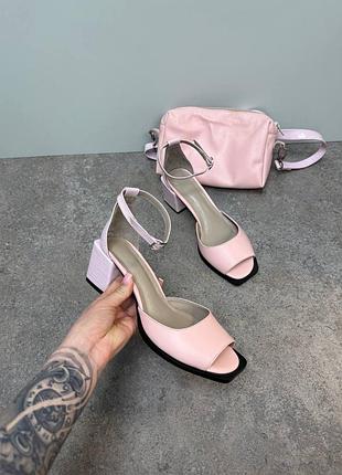 Босоніжки з італійської шкіри та замші на каблуках рожеві пудрові бежеві  сірі білі