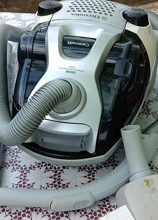 Пилосос електролюкс 2000wконтейнерного типу