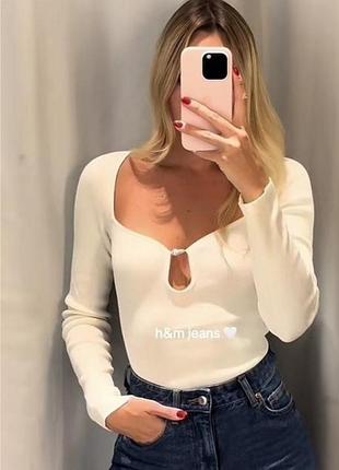 Белый женский лонгслив с жемчужиной h&amp;m пуловер