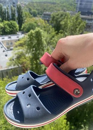В наявності дуже зручні босоніжки crocs .