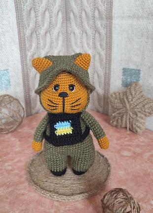 Вязаная мягкая игрушка котик