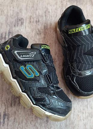 Оригинальные skechers р32 длина стельки по факту 20.5см. при ходьбе мигают.