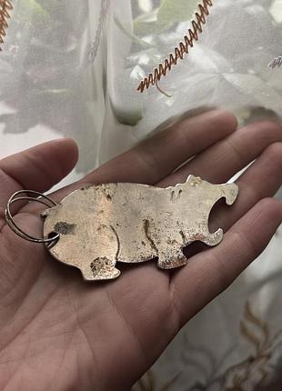 Набір ключів: один для відкриття кришок і 3 для горіхів макадамія